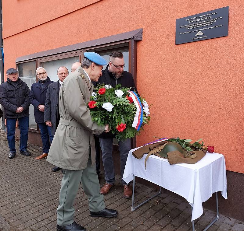 Pamětní deska hrdinovi protinacistického odboje Františku Závorkovi byla v pátek 13. ledna odhalena na jeho rodném domě v Příbrami.