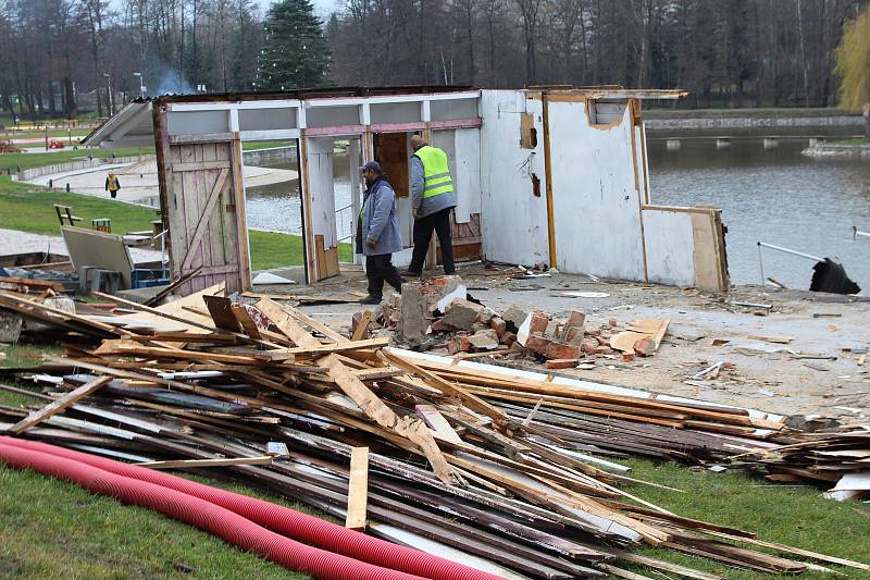 Toalety, plavčíkárna i budovy zázemí na Nováky šly k zemi.