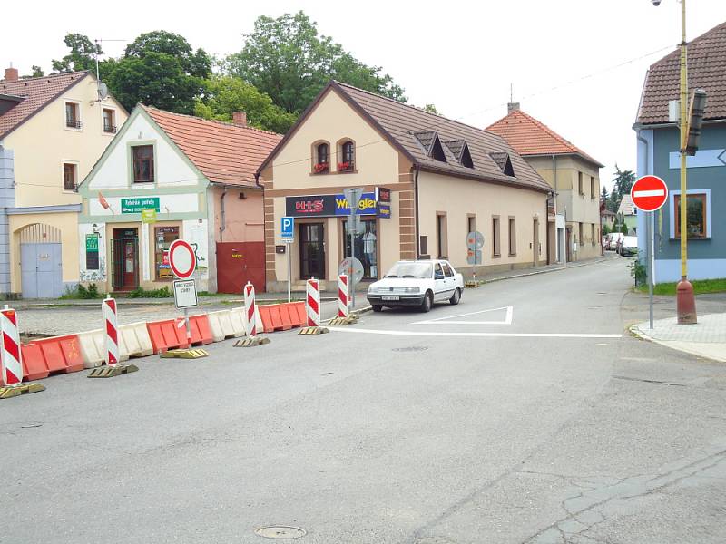 Uzavírka části dobříšského náměstí kvůli rekonstrukci komunikace.