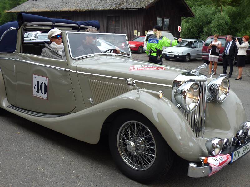 Sedmnáctý ročník Retro Prague Historic Rally vedl letos i přes města a obce benešovského a příbramského okresu.