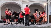 Z koncertu žáků All Hallows Catholic School na zámku v Březnici.