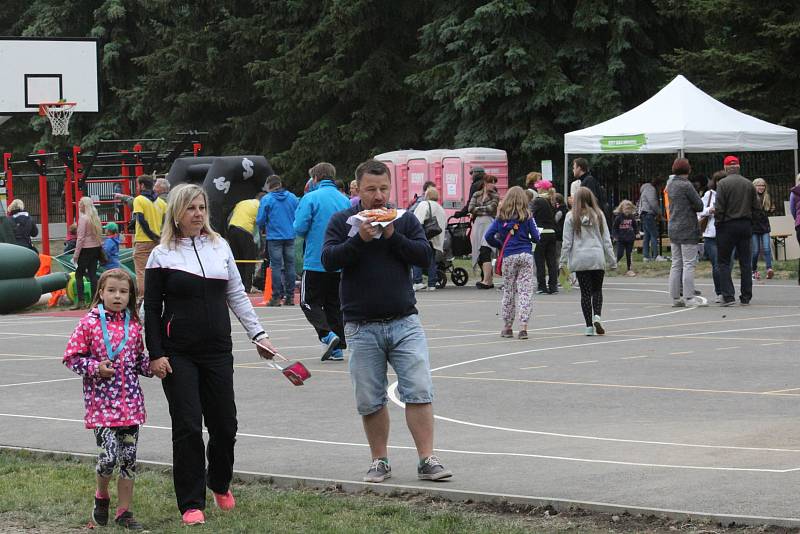 Sobotní ochlazení a občasný déšť se podepsalo na konání včerejšího Family Festu, ale i tak na koupaliště Nový rybník dorazilo několik tisíc návštěvníků.