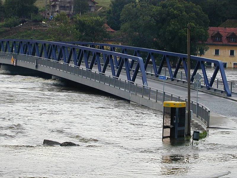 Kamýcký most při povodních v roce 2002