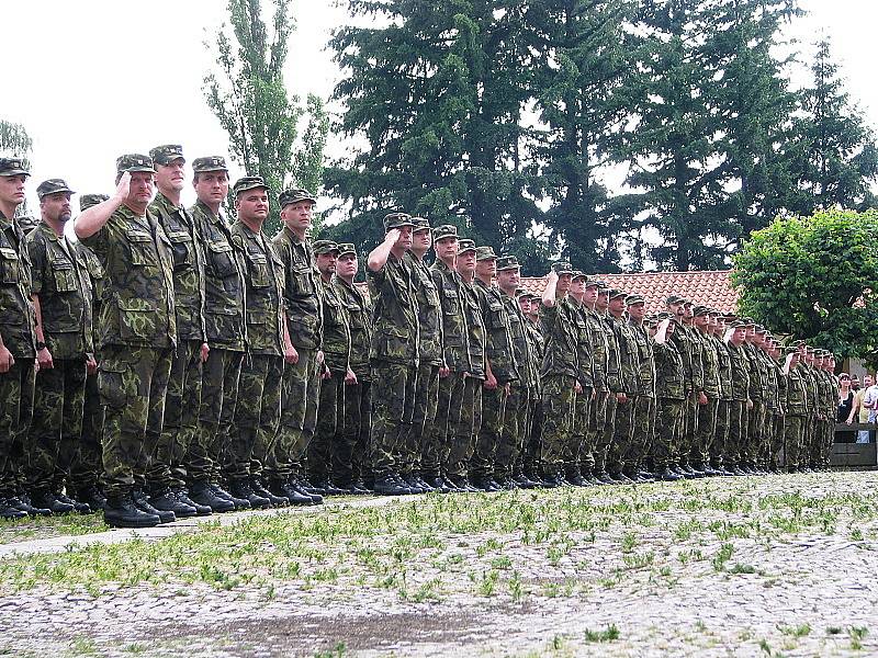 Slavnostní nástup 13. kontingentu na Svaté Hoře v Příbrami před odletem do Kosova