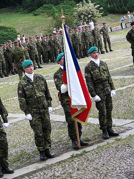 Slavnostní nástup 13. kontingentu na Svaté Hoře v Příbrami před odletem do Kosova