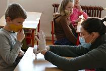 Ze zkušebního testování žáků prvních a druhých tříd na koronavirus na základní škole Propojení v Sedlčanech.