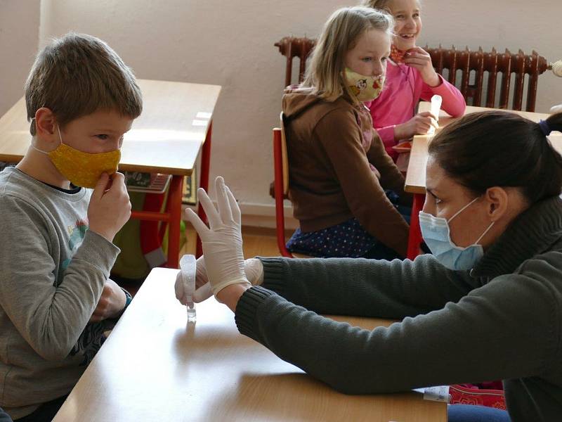 Ze zkušebního testování žáků prvních a druhých tříd na koronavirus na základní škole Propojení v Sedlčanech.