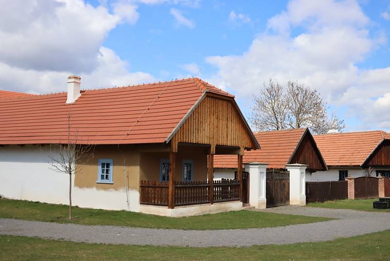 Děti ze středočeských dětských domovů vyrazily poznávat Velikonoce do skanzenů.