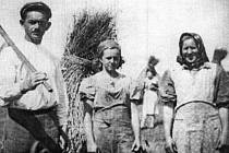 Rolník Josef Viktora (vlevo) s dcerou Marií (uprostřed) a manželkou Boženou (vpravo) z Věšína, popravení se synem Jiřím a příbuznými dne 1. 7. 1942 za ukrývání a další pomoc, kterou poskytli československému parašutistovi čet. Bohuslavu Grabovskému.