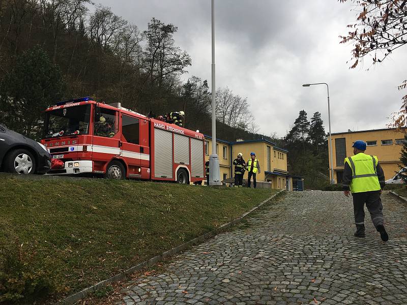 Zatímco na Slapech policisté pronikli do podzemí elektrárny a s pomocí služebního psa se jim podařilo zbloudilou návštěvnici najít a vyvést z labyrintu chodeb, do Štěchovic dorazily jednotky dobrovolných ze stanic Štěchovice a Hradišťko, profesionálních h