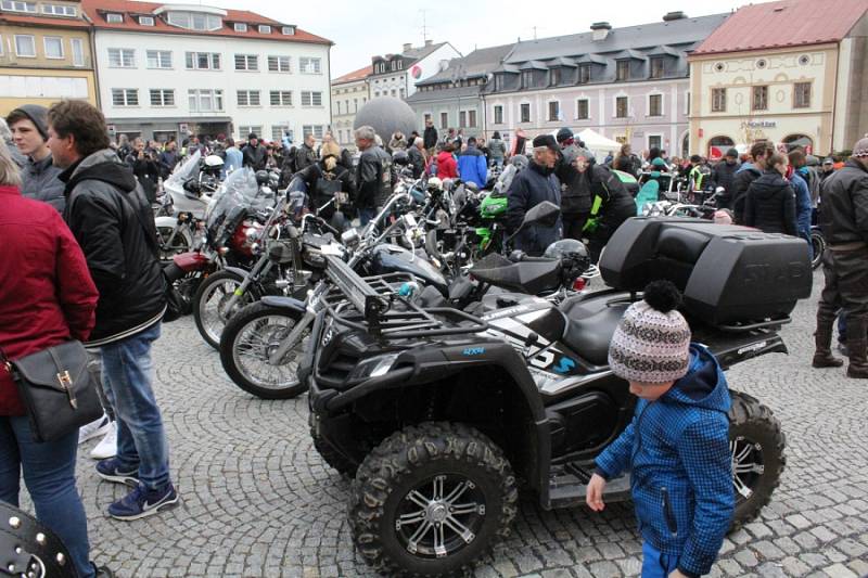 Druhá dubnová sobota patřila v centru Příbrami opět přejezdu nejkratší silnice s číslem 66 na světě.