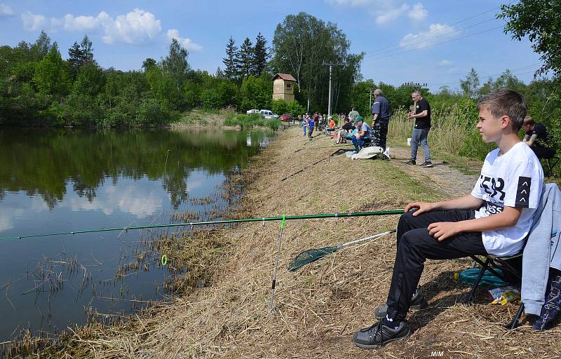 Dětské rybářské závody na rybníku Kopáčov u Jinců.