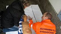 Záchranář s figurínou zkoušel v příbramské Pražské ulici, jestli by lidé dokázali poskytnout první pomoc.