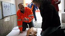 Záchranář s figurínou zkoušel v příbramské Pražské ulici, jestli by lidé dokázali poskytnout první pomoc.
