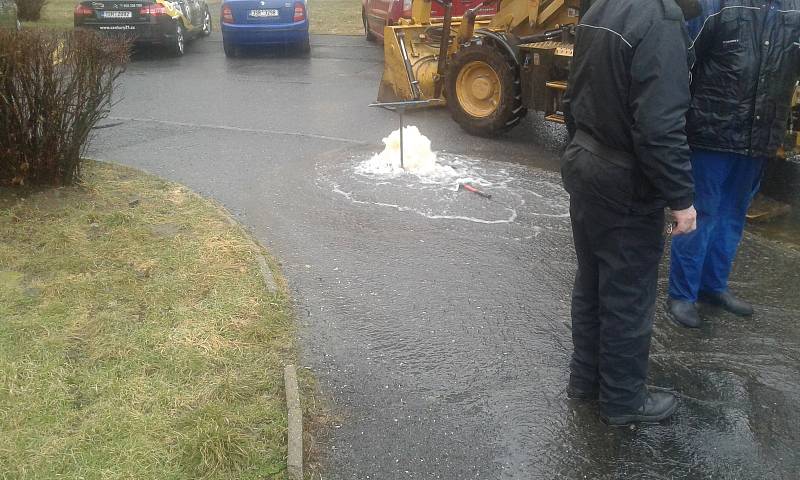 Dobříš - Havárie vodovodního potrubí zkomplikovala řidičům v pondělí 12. března jízdu v Dobříši kolem rybníka Papeže.