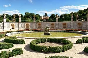 Francouzský park na zámku Dobříš.