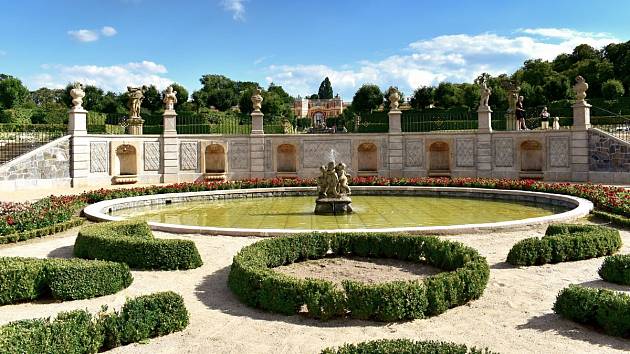 Francouzský park na zámku Dobříš.