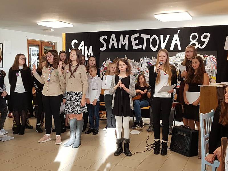 Komponovaný pořad „Sametová“ na Základní škole ve Školní ulici v Příbrami.