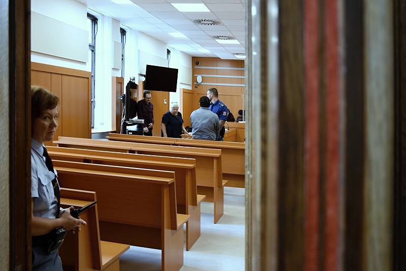 K pobodání matky, k čemuž došlo 11. března 2022 dopoledne v Příbrami, se v úterý 26. července 2022 u Krajského soudu v Praze přiznal 30letý muž z Příbrami.