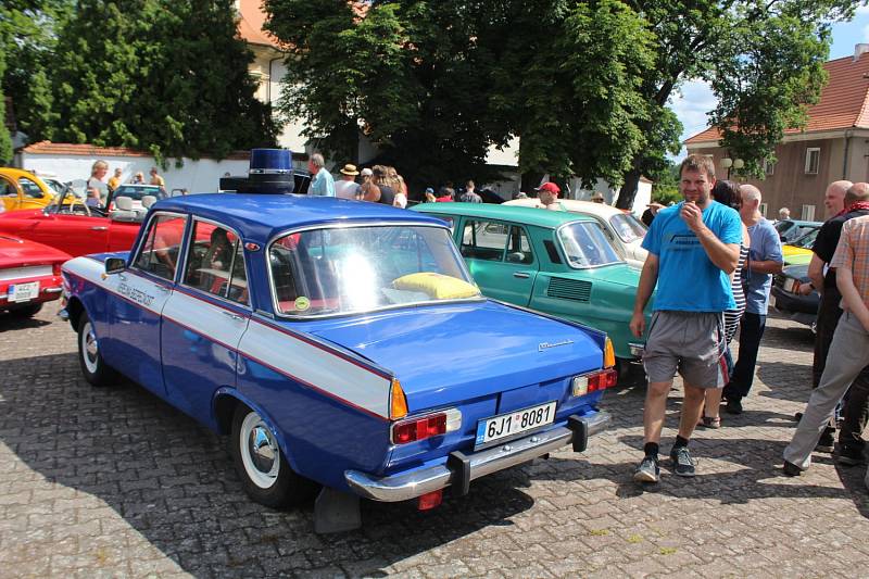 V Petrovicích u Sedlčan si dali už potřetí dostaveníčko milovníci historických vozidel.