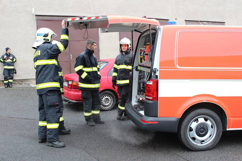 Po předání techniky a přípitku následoval raut, po kterém hasiči předvedli novou techniku přímo v akci při simulovaném vyproštění řidiče havarovaného automobilu.