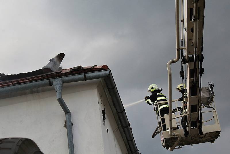 Požár budovy bývalého zemědělského statku v Ouběnicích. Podnikalo v nich několik firem. Foto: Markéta Lišková