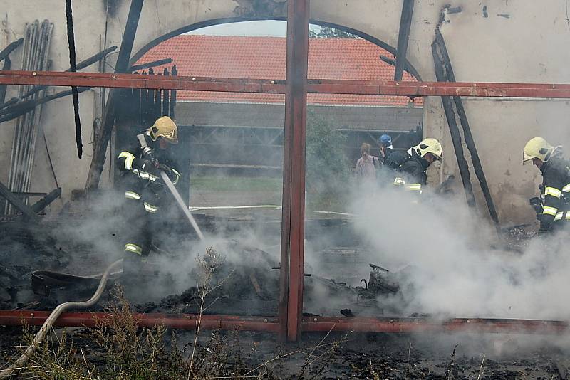 Požár budovy bývalého zemědělského statku v Ouběnicích. Podnikalo v nich několik firem. Foto: Markéta Lišková