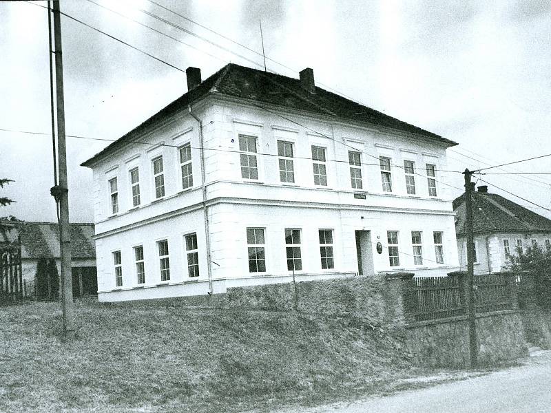 Budova školy v Nechvalicích.