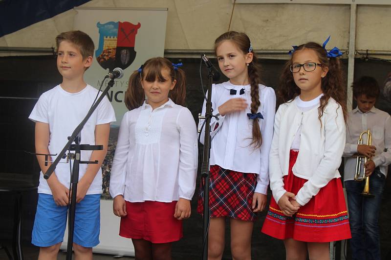 V Jincích v sobotu uspořádali akci na počest 100. výročí vzniku Československa. Slavnostní zasazení památné lípy svobody se uskutečnilo v areálu historické huti Barbora.