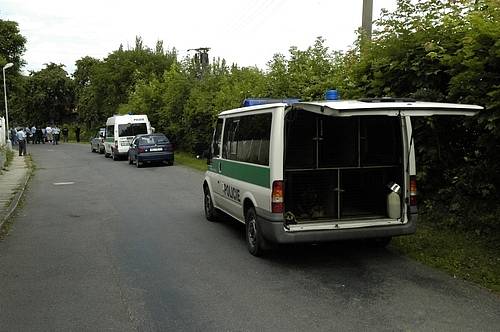 Ve Zduchovicích přepadl včera dopoledne neznámý lupič pošťačku. Zaútočil na ni paralyzerem. Policistům pomáhali i služební psi.