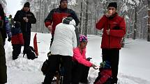 Čím výše účastníci stoupali, tím bylo okolí krásnější, v lese bylo téměř 50 centimetrů sněhu.Na Pražáku na příchozí čekaly medaile, červené razítko, pečení buřtíků a teplé alkoholické i nealkoholické nápoje.