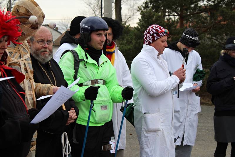 V Mokrovratech se sešly maškary na koledu a zahájily své tradiční reje a taškařice.