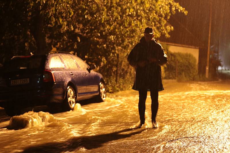 Voda z téměř přetékající nádrže Octárny musela být odpouštěna, další přitékala z lesů a valila se po ulicích, lidé měli zatopené sklepy a voda také vnikla do některých domů.