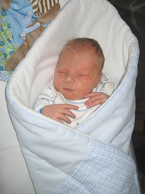 David Šampalík se narodil ve středu 22. října, vážil 3,36 kg a měřil 52 cm. Životem provázet prvorozeného syna budou maminka Helena a tatínek Josef z Višňové.
