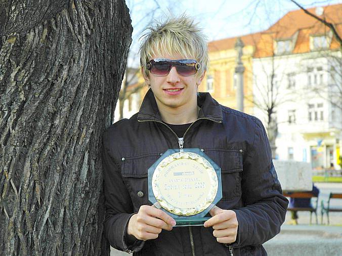 Martin Konop s plaketou za vítězství v kategorii hudebníků v loňském roce