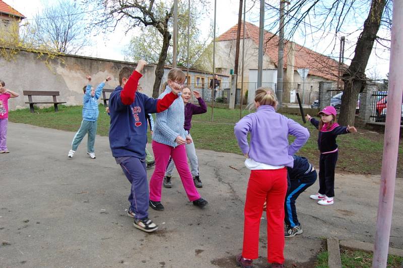 Školáci v Pičíně při hodině tělocviku.