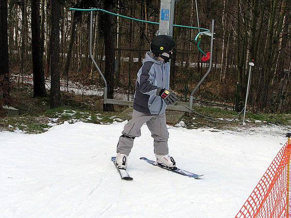 Lyžařský svah na Padáku zatím nouzi o návštěvníky nemá, denně jich přijde okolo třiceti až čtyřiceti