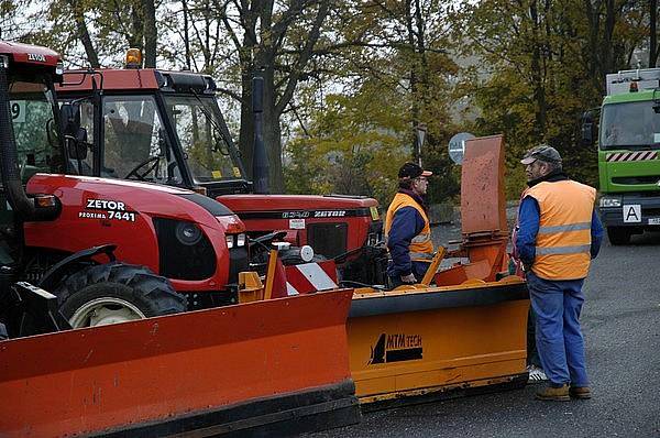 Generální prohlídka strojů příbramských technických služeb připravených na zimu 