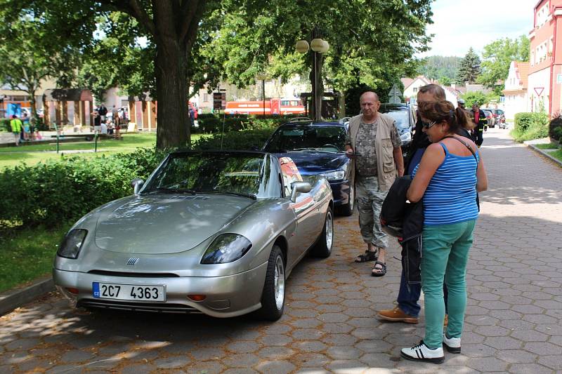 V Petrovicích u Sedlčan si dali už potřetí dostaveníčko milovníci historických vozidel.