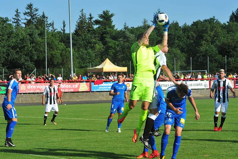 Stadion V Lipkách v Dobříši zažil ve středu v podvečer fotbalový svátek. K utkání 2. kola českého poháru MOL Cup sem přijel prvoligový tým Slovan Liberec.