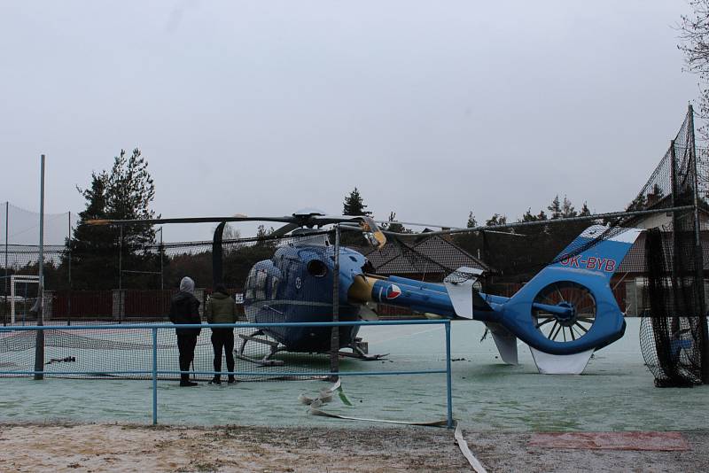 Ve Staré Huti havaroval záchranný vrtulník.
