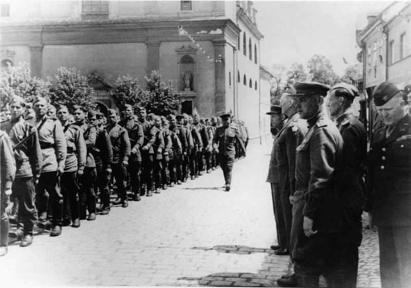 Po bojích byla Březnice, jakožto město poblíž demarkační čáry, v druhé polovině května 1945 svědkem defilé sovětské armády před delegací Američanů vedenou brigádním generálem V. sboru 3. americké armády (muž v brýlích, 4.  zprava). ..