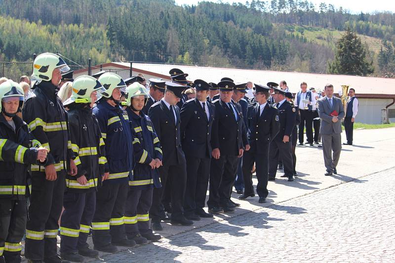 Hasiči v Kamýku nad Vltavou slavnostně křtili nový zásahový vůz.