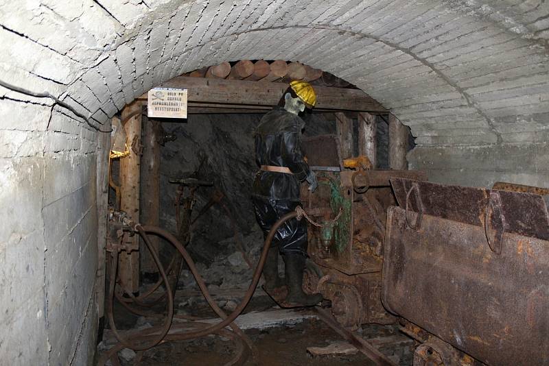 Prohlídka dolu Skalka v Mníšku pod Brdy zavede účastníky až do nitra kopce a seznámí ho s historií těžby.