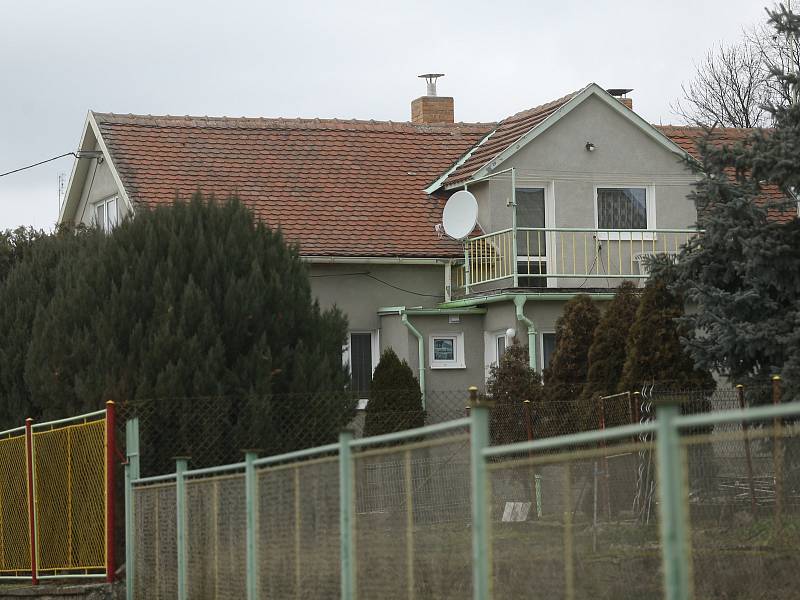 Dům čp. 5 v obci Krámy, v němž v noci na pátek 7. února 2020 syn zavraždil svého otce.