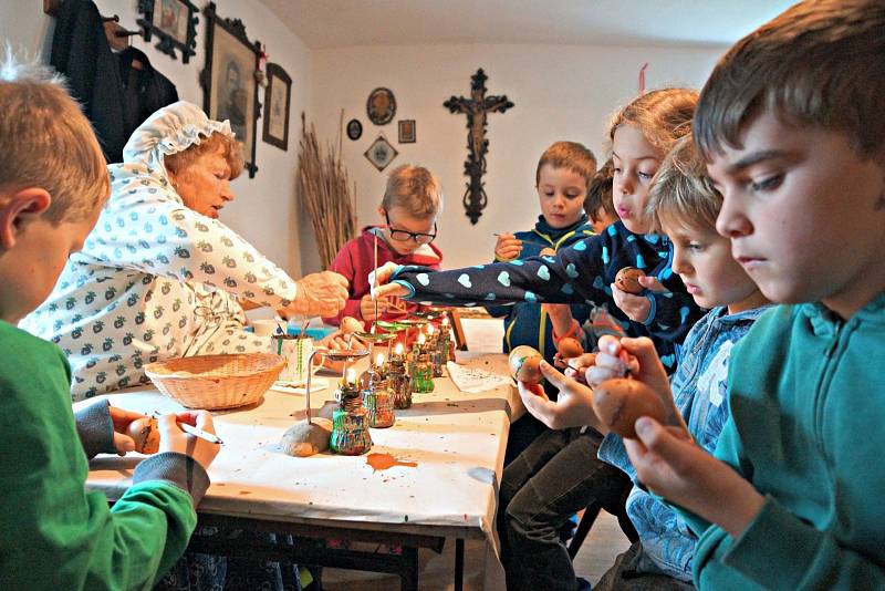 Programy při zahájení hlavní sezony v pobočkách Hornického muzea Příbram. Na snímku: Velikonoce v hornickém domku