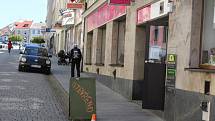 Po 'koronavirové karanténě' znovuotevřené obchody v Pražské ulici v Příbrami v pondělí 27. dubna 2020.