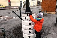 Spolek letos poprvé také ulici vánočně vyzdobil sněhuláky a vánočními stromky.