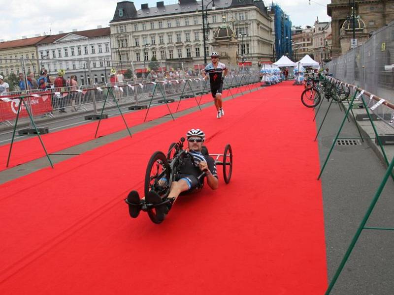 Handicapovaný sportovec Jan Tománek na pražském triatlonu.