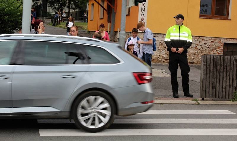 Konec školního roku před základní školou v Jiráskových sadech v Příbrami provázela radost, úleva, ale i slzy.